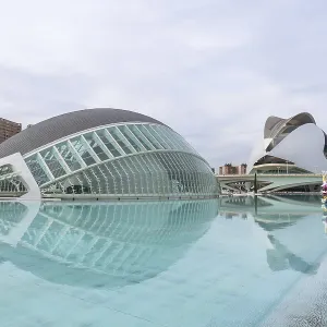 Ciudad de las artes y las ciencias en Valencia con l'Hemisfèric futurista.