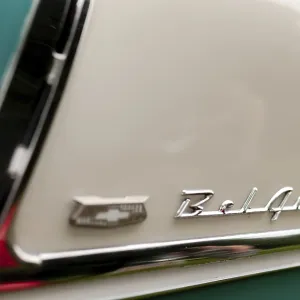 Klassischer Wagen-Emblem auf einem Teal- und Creme-farbenen Leib mit Chromdetails in St. Thomas, Ontario, Kanada