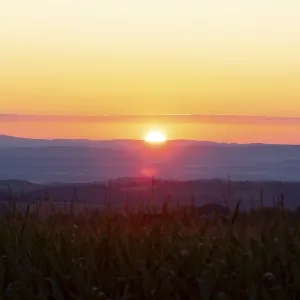 Colour-intensive sunrise towards Saxon Switzerland seen from round