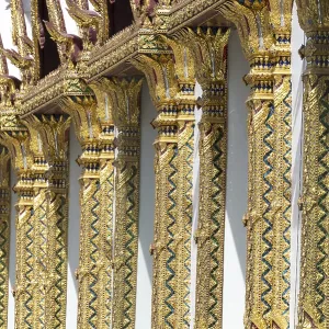Columns with mosaic decorations (Lai Kranok) Columns with mosaic decorations (Lai Kranok)