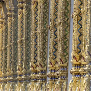Columns with mosaic decorations (Lai Kranok) Columns with mosaic decorations (Lai Kranok)