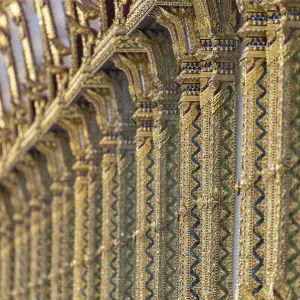 Columns with mosaic decorations (Lai Kranok) Columns with mosaic decorations (Lai Kranok)
