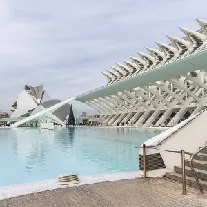 Arquitectura contemporánea de la ciudad de las artes y las ciencias en Valencia, España, reflejada en el gran estanque reflectante.