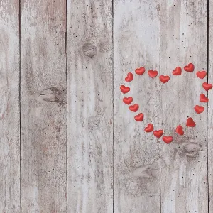 Corazones de peluche encima de una mesa de madera Corazones de peluche encima de una mesa de madera
