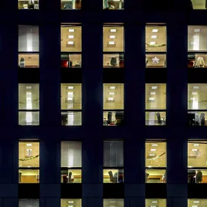 Bâtiment commercial extérieur dans la fin de soirée avec des lumières intérieures.