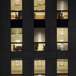 Bâtiment commercial extérieur dans la fin de soir avec lumières intérieures.