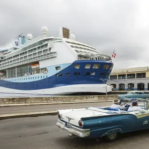 Cruise ships and US classic cars from the 1950s at the cruise terminal of Havana