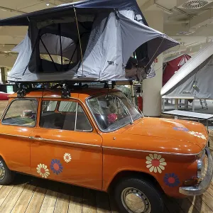 Dachzelt auf NSU-Oldtimer - Innenansicht Globetrotter-Filiale Koln