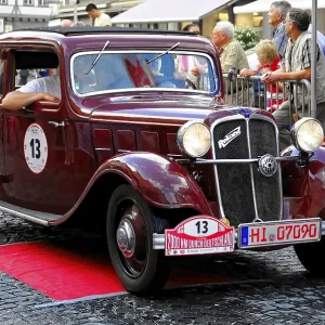 Un coche clásico Opel rojo oscuro en una carrera, rodeado de espectadores, 2000 km a través de Alemania 2009. Un coche clásico Opel rojo oscuro en una carrera, rodeado de espectadores, 2000 km a través de Alemania 2009.