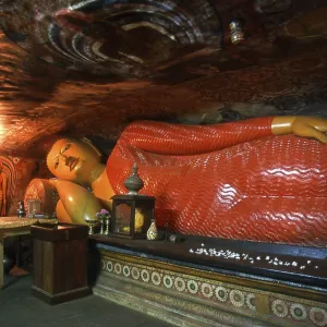 The Degaldoruwa Buddhist temple is a cave temple and was built originally in 1771 CE by King Kirti Sri Rajasinha