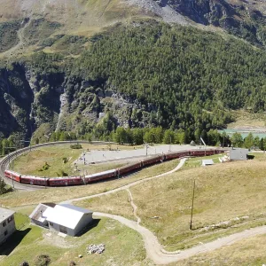 Der Bernina Express in der Schlaufe bei der Alp Grum
