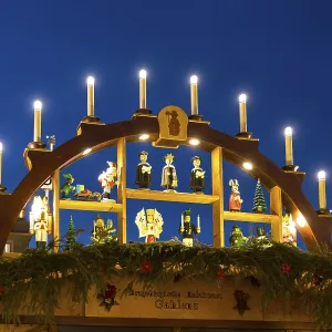 Decoración detallada en las tiendas del Striezelmarkt, mercado de Navidad.