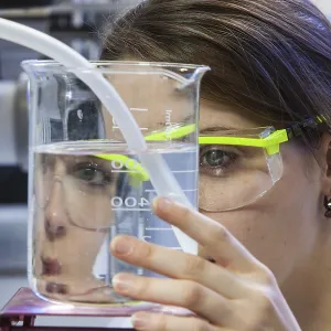 Doctoral student during her research work on a film drawing bench at the Institute for Pharmaceutical Technology