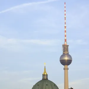Domes of the Berlin Cathedral, behind it the television tower at Alexanderplatz