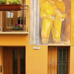 Pinturas originales en las paredes del centro histórico de Dozza, una pequeña aldea en la provincia de Bolonia.