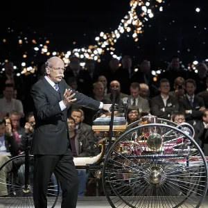 Dr. Dieter Zetsche with the Benz Patent-Motorwagen