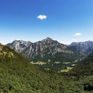 Drone image, Weissenbachtal with Rinnkogel and Rettenkogel