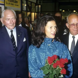 Drottning Silvia pa frimarksutstallningen Stockholmia 86 Har tillsammans med Ingemund Bengtsson (th) Drottning Silvia pa frimarksutstallningen Stockholmia 86 Har tillsammans med Ingemund Bengtsson (th)