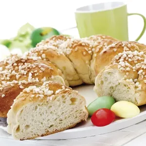 Easter table setting with Hefekranz, German pastry
