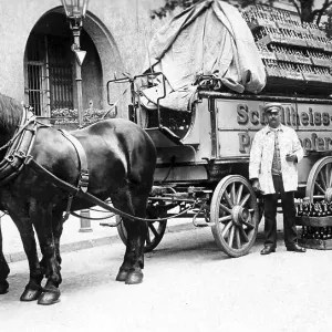 Employees of the Schultheis Brewery delivering beer Employees of the Schultheis Brewery delivering beer