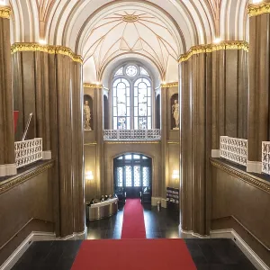 Entrance hall of the Rotes Rathaus with red carpet on the stairs