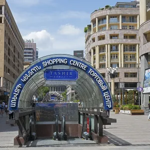 Entrance to a shopping centre with a modern architectural style in a lively environment