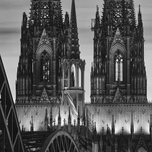 evening atmosphere am Kolner Dom