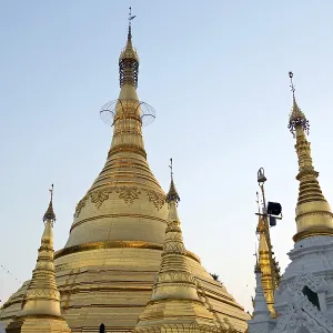 Evening atmosphere at the Shwedegon Pagoda in Yangon Evening atmosphere at the Shwedegon Pagoda in Yangon