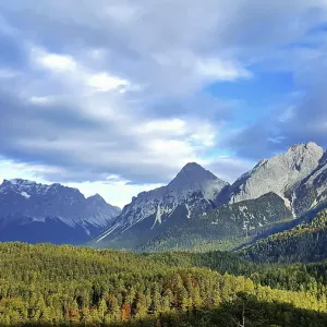 Paysage montagneux étendu sur le col de Fern avec un ciel dramatique
