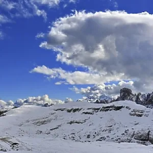 Panorama étendue sous nuages dramatiques dans les Dolomites