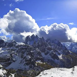 Panorama étendue des Trois Pics avec nuages dramatiques et soleil, Dolomites, Haut-Adige, Italie