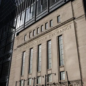 El frente del Toronto Stock Exchange bajo la luz del sol resaltando sus detalles arquitectónicos en Toronto, Ontario, Canadá.