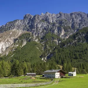 Farmhouses and chapel on the Issenangeralm in autumn