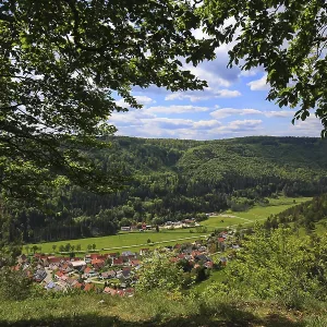 Sendero forestal hasta el mirador Paterfelsen con vistas de un valle verde y colinas boscosas. Sendero forestal hasta el mirador Paterfelsen con vistas de un valle verde y colinas boscosas.