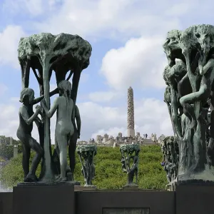 Fountain figures and monolith, Vigelandpark in Frognerpark Fountain figures and monolith, Vigelandpark in Frognerpark