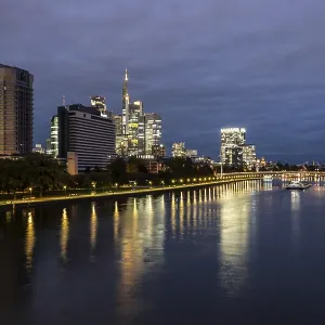 Paysage de la ville de Francfort le soir.