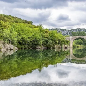 Friedliche Flusslandschaft mit altem Steinbrücke Print, Massif Central, France