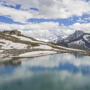 Friesenbergsee with Friesenberghaus in front of snowy mountains
