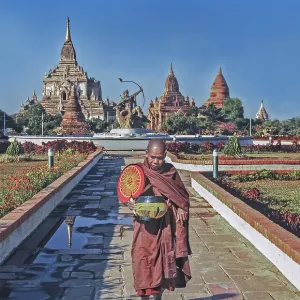 Gawdawpalin temple, mendicant, Pagan