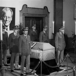 Germany, Berlin, 16.10.1992, laying out - Willy Brandt Germany, Berlin, 16.10.1992, laying out - Willy Brandt