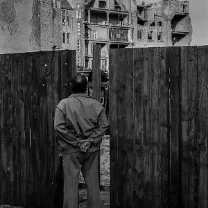 Germany, Berlin, 17.9.1992, man at the fence to the Tacheles area
