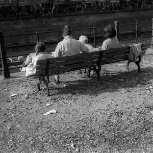 Germany, Berlin, 26.09.1992, Family on a bench in the pleasure garden on the banks of the Spree