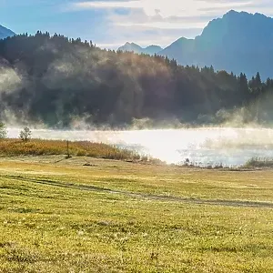 Geroldsee, behind it the Karwendel Mountains