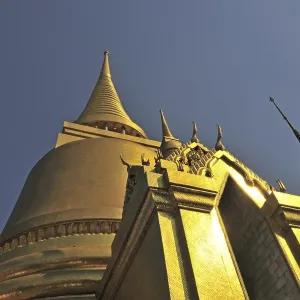 Golden Chedi (Phra Sri Ratana) in Wat Phra Kaeo Grand Palace (Temple of the Emerald Buddha)