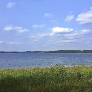 Côte herbeuse dominant un lac paisible, Ramsberg, Bavière, Allemagne