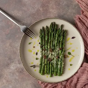 Grilled asparagus, spices and herbs