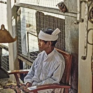 Le gardien du gong dans la pagode Sule, Rangoon, Yangon, Birmanie, Myanmar, Asie 1982.