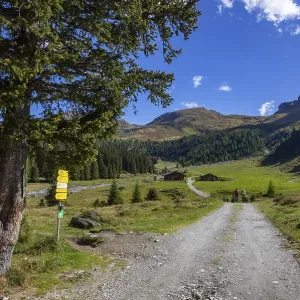 Hiking signpost on the way to the Durchgangalm