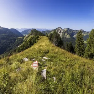 Hiking trail to Holzeck with Gennerhorn