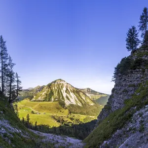 Hiking trail to the Holzeck with a view of the Genneralm and Gennerhorn